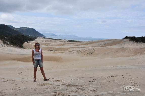 Caminhando nas dunas de Siriú, em Garopaba, no litoral sul de Santa Catarina